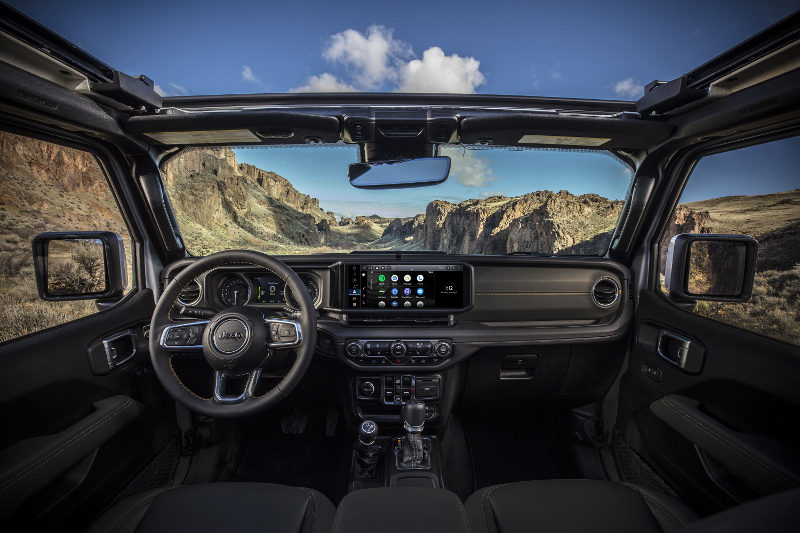 Το εσωτερικό του νέου Jeep Wrangler MY24 διαθέτει νέο σχεδιασμό, αλλά και νέα στοιχεία εξοπλισμού και τεχνολογίας, χωρίς αλλοίωση στην υψηλή λειτουργικότητα και πρακτικότητα