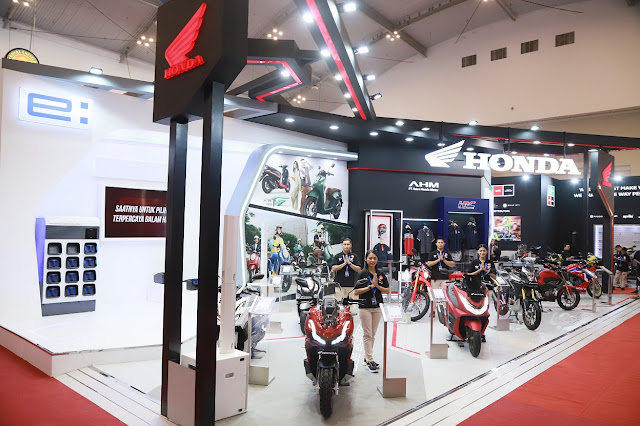 Suasana Booth PT Astra Honda Motor (AHM) di Hall 1 dan hall 10 ICE BSD City pada gelaran Gaikindo Indonesia International Auto Show (GIIAS) 2023 yang berlangsung 10-20 Agustus 2023.