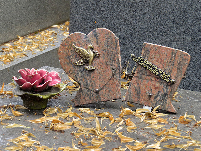 Le temps passe les souvenir reste, Time passes the memory remains, Montparnasse Cemetery, Paris