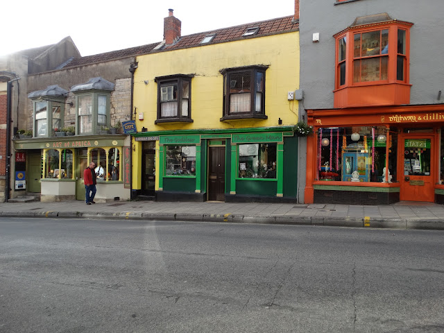 Kleurrijke winkeltjes in het centrum van Glastonbury, veelal spiritueel  of buitenlands van aard.