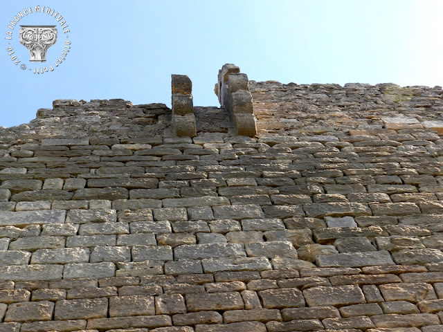 SABRAN (30) - Château-fort