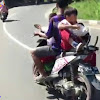 Astaga! Anak SD Makan Nasi Bungkus Dibonceng Menghadap Belakang, Videonya Viral di Sosial Media