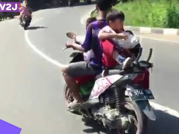 Astaga! Anak SD Makan Nasi Bungkus Dibonceng Menghadap Belakang, Videonya Viral di Sosial Media