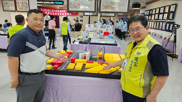 ▲行政院政務顧問前彰化市長邱建富表示，今年已經邁入第12年的秀水高工室內空間設計科畢業展，緣起葉孟家教授當年任於彰化市民代表時的推薦。（記者林明佑攝）