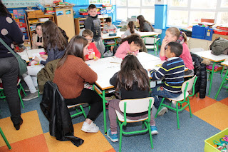 Alumnos de ESO de Cruces y de Infantil de Juan Ramón Jiménez aprenden juntos matemáticas