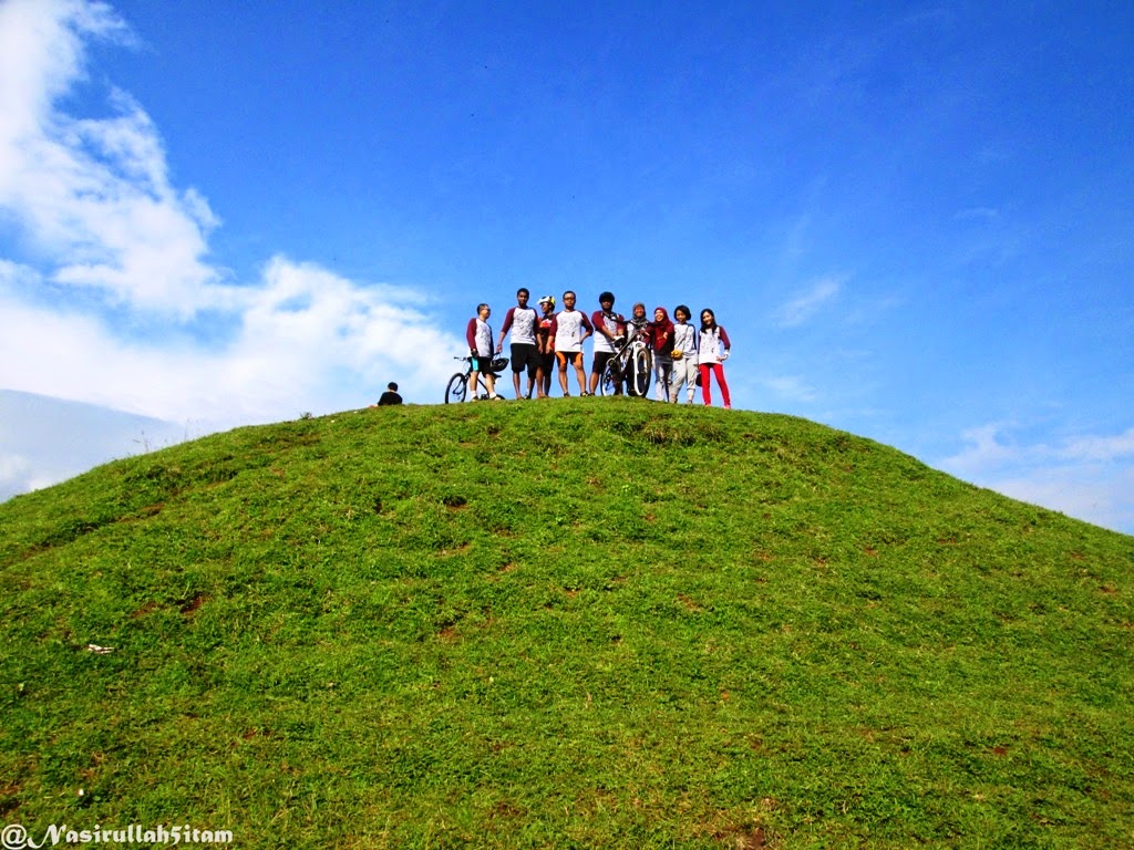 Pose bersama di Bukit Candi Abang, Berbah