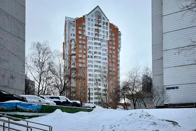 улица Демьяна Бедного, Карамышевская набережная, дворы, жилой дом 1999 года постройки
