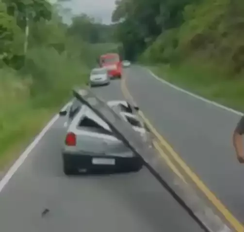 Poste cai em cima de veículo, em rodovia municipal de Sete Barras