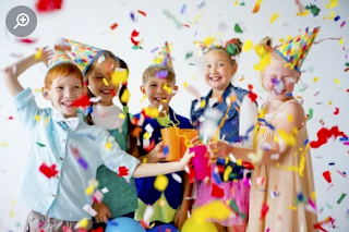 Дети веселятся на детском празднике в Севастополе