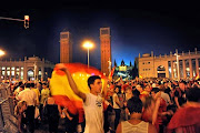 Barcelona. Los aficionados celebran la victoria en la Plaza de España de . (la roja en barcelona)