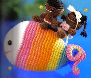 http://arteindia.blogspot.com.es/2009/11/amigurumi-peixinho-e-criancas.html