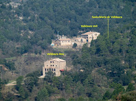 El conjunt de Valldaura, sota la carena de la Devesa, vist des del camí a la Roca dels Plans