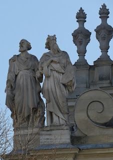משה ואהרון - פסל על אוניברסיטת סורבון -פריז