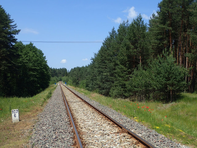 Linia kolejowa do Suśca. Wygląda na zadbaną