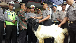 Jelang Idul Adha, Polsek Mantrijeron Serahkan Kambing Ke Warga