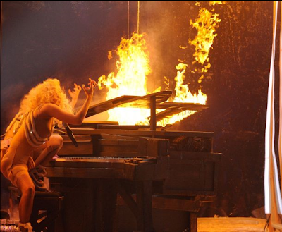 Lady Gaga quebra v rias garrafas e p e fogo no piano no American Music 