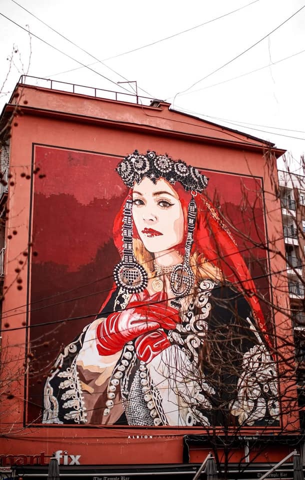 Rita Ora felice per il murale con il costume nazionale che si sta realizzando a Ferizaj