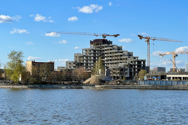 Нагатинская набережная, Москва-река, вид на бывшую территорию ЗИЛ, строящийся жилой комплекс «Шагал»