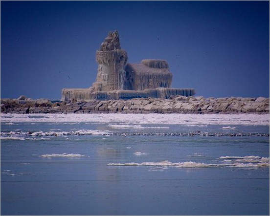 lighthouse-covered-in-ice-palace-cleveland-lake-erie-dark450 lighthouse-covered-in-ice-palace-cleveland-lake-erie-dark450