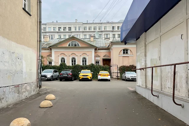 Бауманская улица, дворы, главный дом бывшей усадьбы Карабановых (построен в 1770-х годах)