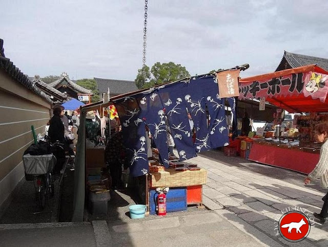 Stand au marché de Toji à Kyoto au Japon