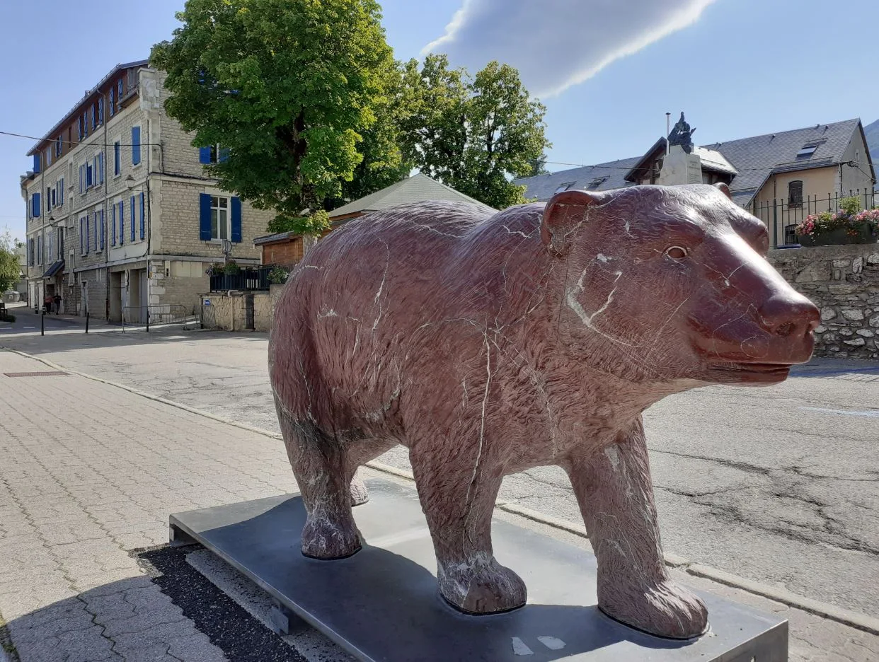 Ours sur la place centrale de Villard-de-Lans