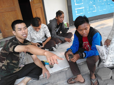 Dokumentasi Foto Bongkar Laptop Raksasa Mading Arema SMK Al-Irsyad Tegal