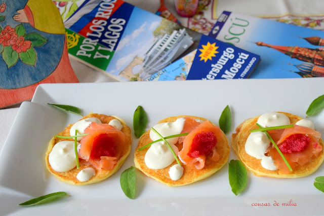 Blinis con salmón y crema agria