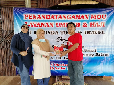 Penyerahan Bingkisan Kepada Ibu Diana Kepala Cabang Kepri PT.Laminda Tour & Travel