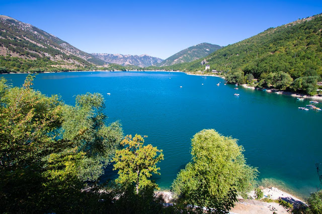 Lago di Scanno a forma di cuore-Primi punti panoramici salendo sul sentiero del cuore