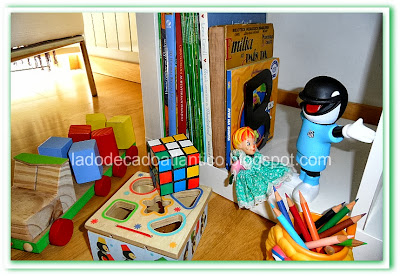 Livros, brinquedos didáticos em madeira, boneca Emília, mascote do Santos Futebol Clube, lápis de cor, cubo mágico.