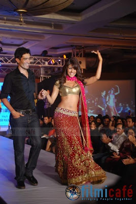 Priyanka chopra walks on the RAMP of Manish Malhotra for anjaana anjaani