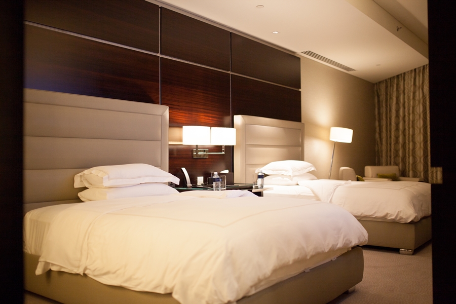 kingsize bed hotel sleep room