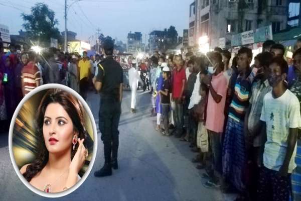 পরীমনিকে দেখতে উৎসুক জনতার ভিড়