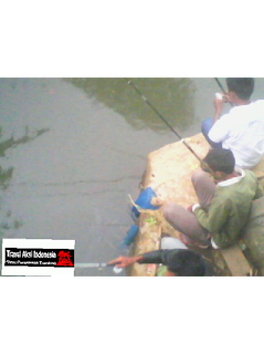 Jalan-Jalan Sore Ke Sungai Melihat Orang Memancing