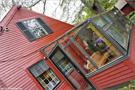 Lateral y Terraza de la Casa de la Abuelita de Caperucita Roja en Pickity Place, Mason