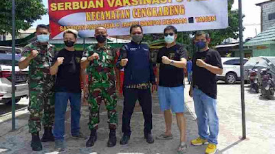 Kembali Koramil 04 Cengkareng Gelar Serbuan Vaksinasi TNI dan Berbagi Sembako.