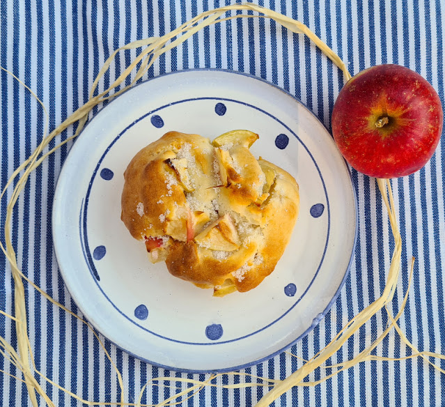 Blitz-Rezept: Schnelle Apfelballen mit Joghurt. Mit diesem Rezept ist das Gebäck mit Äpfeln schnell fertig und schmeckt schön saftig und locker!