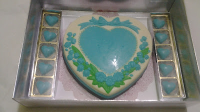 Coklat love box tema warna biru 