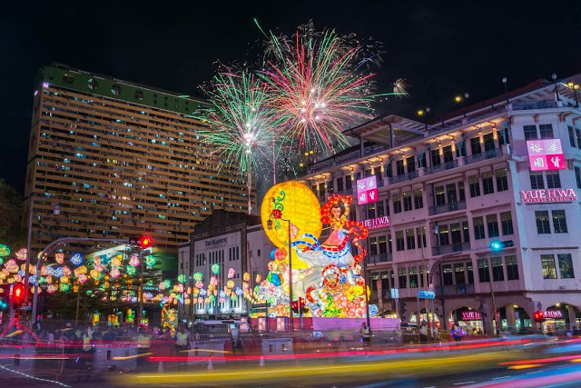 Vào tối 8.9, du khách sẽ có dịp ngắm cảnh tượng lung linh ở khu Chinatown khi được thắp sáng bởi trăm nghìn chiếc đèn lồng rực rỡ qua cuộc rước đèn Trung thu của hàng trăm người dân địa phương.