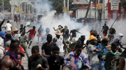 Puerto Príncipe: : Barricadas, disparos y revueltas en calles contra Henry