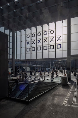 Die Rückseite der binären Uhr am Bahnhof St. Gallen und die Menschen auf dem Weg.