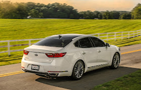 Rear 3/4 view of the 2017 Kia Cadenza Limited