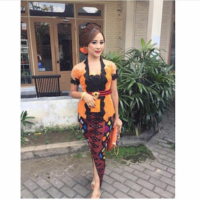 kebaya broklat warna orange campur hitam dengan rok batik prada