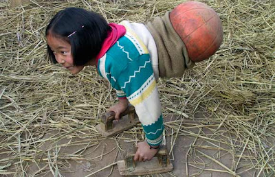 tubuh gadis kecil dari bola basket