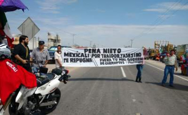 Protestan en Mexicali contra EPN y contra obra; el cemento es una cochinada, dicen.