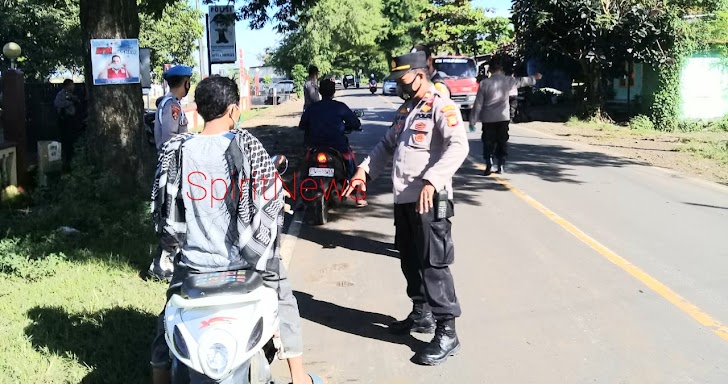 Bagikan Masker Pada Masyarakat, Personil Polsek Marbo Imbau Warga Taati Proke