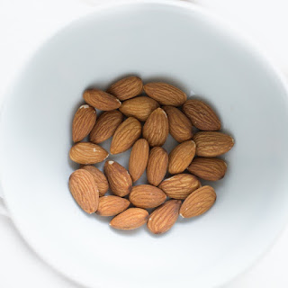 cara alami memerahkan bibir menggunakan minyak almond