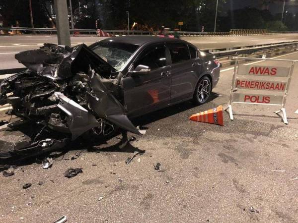 Polis trafik nyaris Maut dirempuh Kereta Semasa Roadblock