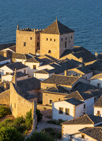 Vista del pueblo abandonado de Granadilla, en Cáceres, con su castillo medieval intacto y las murallas rodeadas por las aguas del embalse de Gabriel y Galán.